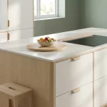 Moderne keuken met kindveilige kookeiland, snijplank en kom, inductiekookplaat, krukje, ochtendlicht, wit eiken.