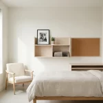 Minimalistische bewonerskamer met opgemaakt bed, armstoel en modulaire wandplank, zacht daglicht en ruimte voor personalisatie