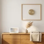 Houten dressoir met smart home tablet, pampasvaas en linnen plaid, Scandinavische woonkamer in ochtendlicht