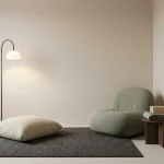 Minimalistische snoezelruimtehoek met loungechair, vloermat, tactiel kussen, vloerlamp en sensorische box, warm licht