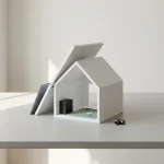 Wit schaalmodel van moderne woning met warmtepomp, vloerverwarming en zonnepaneel, gasleiding ongebruikt op tafel
